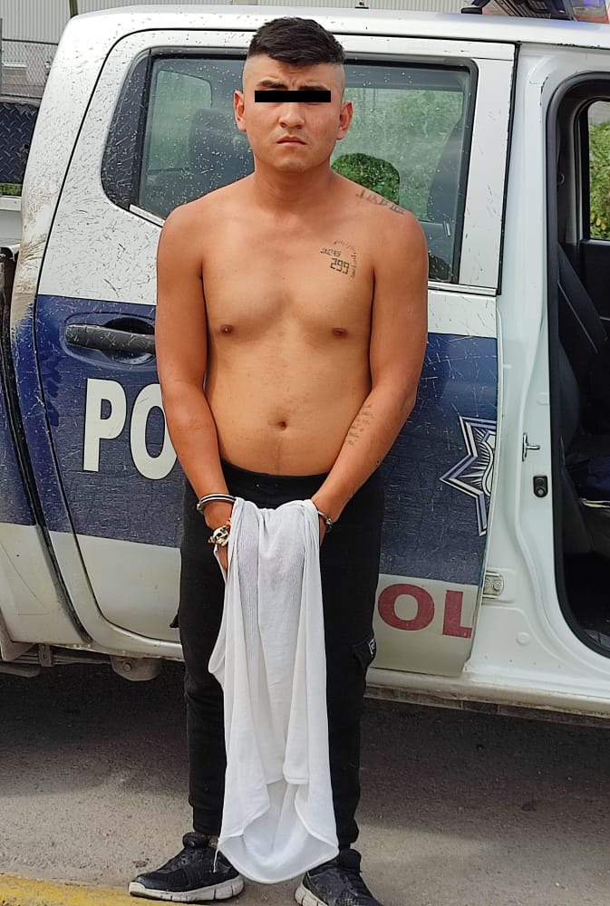 Policías de Acolman detienen a un sujeto por robo de vehículo que tenía orden de aprehensión en su contra